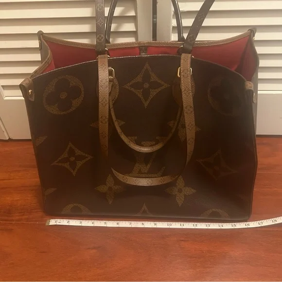 Louis Vuitton OnTheGo GM Bag - Picture 13 of 16